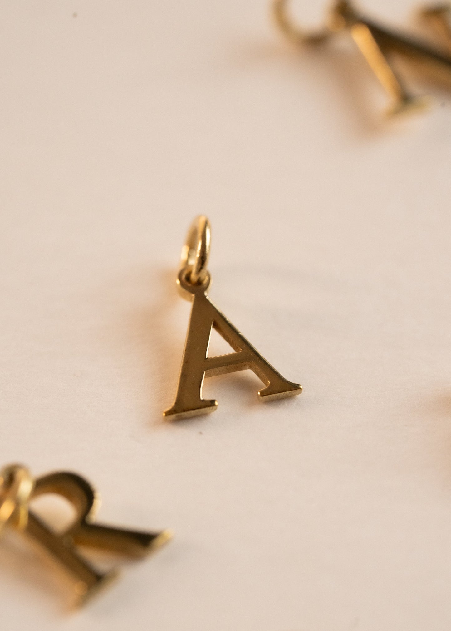Pingente Inicial Flat em Ouro Amarelo 18k
