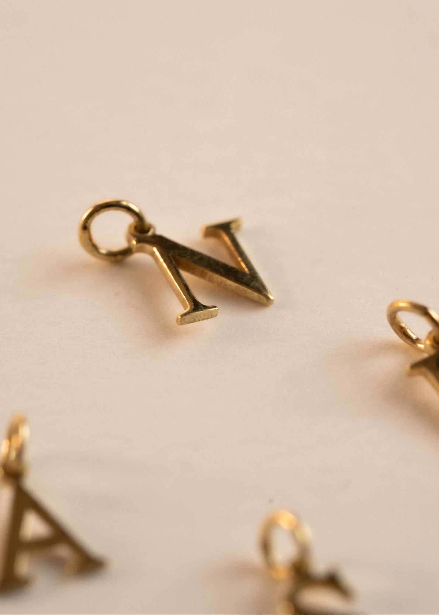 Pingente Inicial Flat em Ouro Amarelo 18k