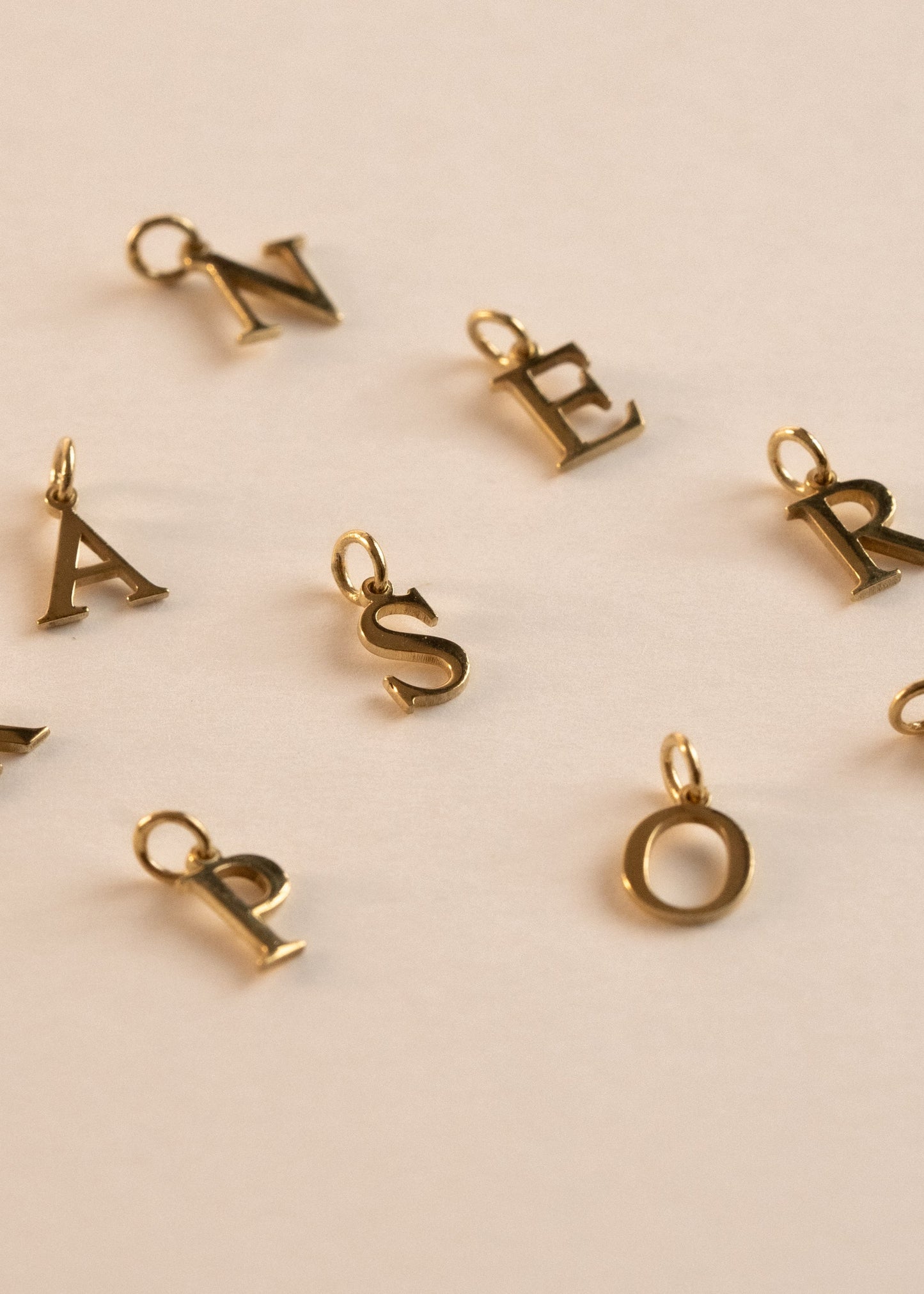 Pingente Inicial Flat em Ouro Amarelo 18k