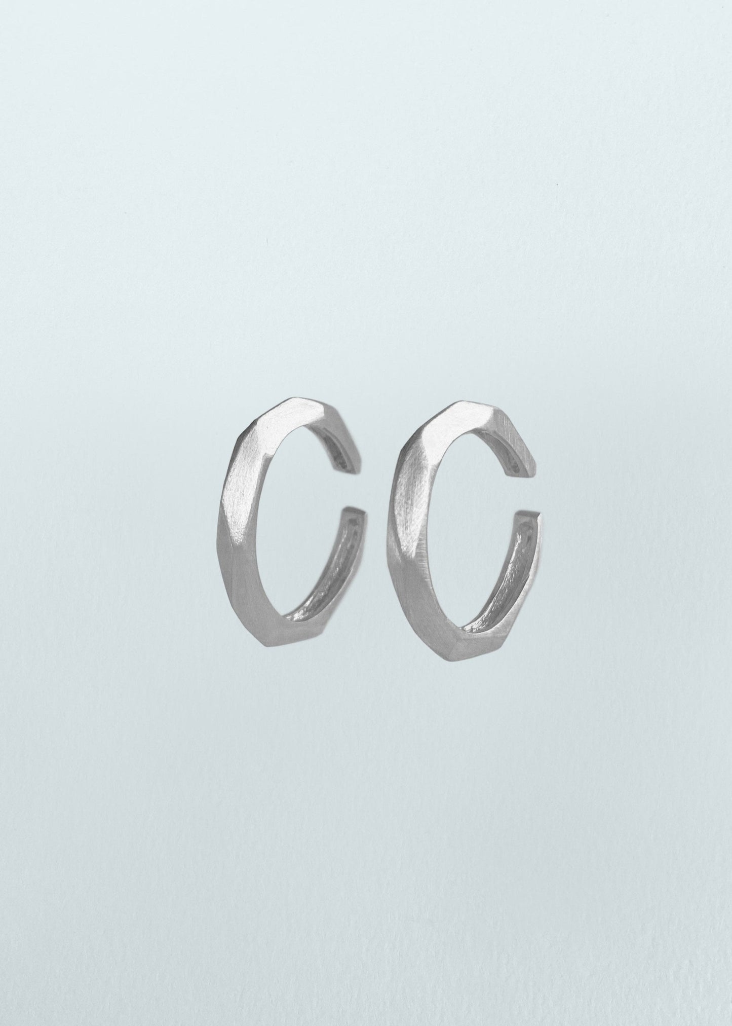Ear Hook Facetado em Ouro Branco 18k