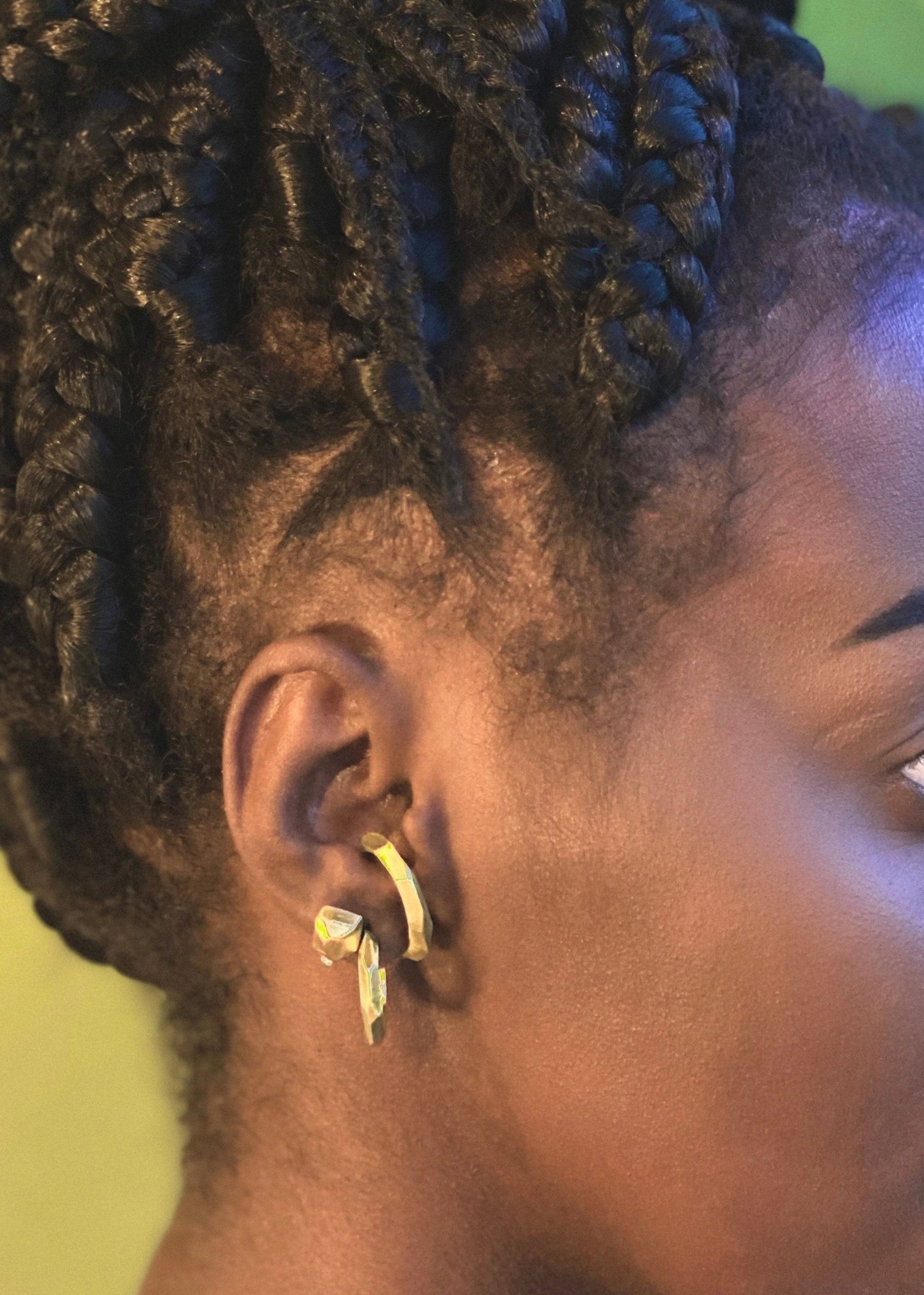 Ear Hook Facetado em Ouro Amarelo 18k