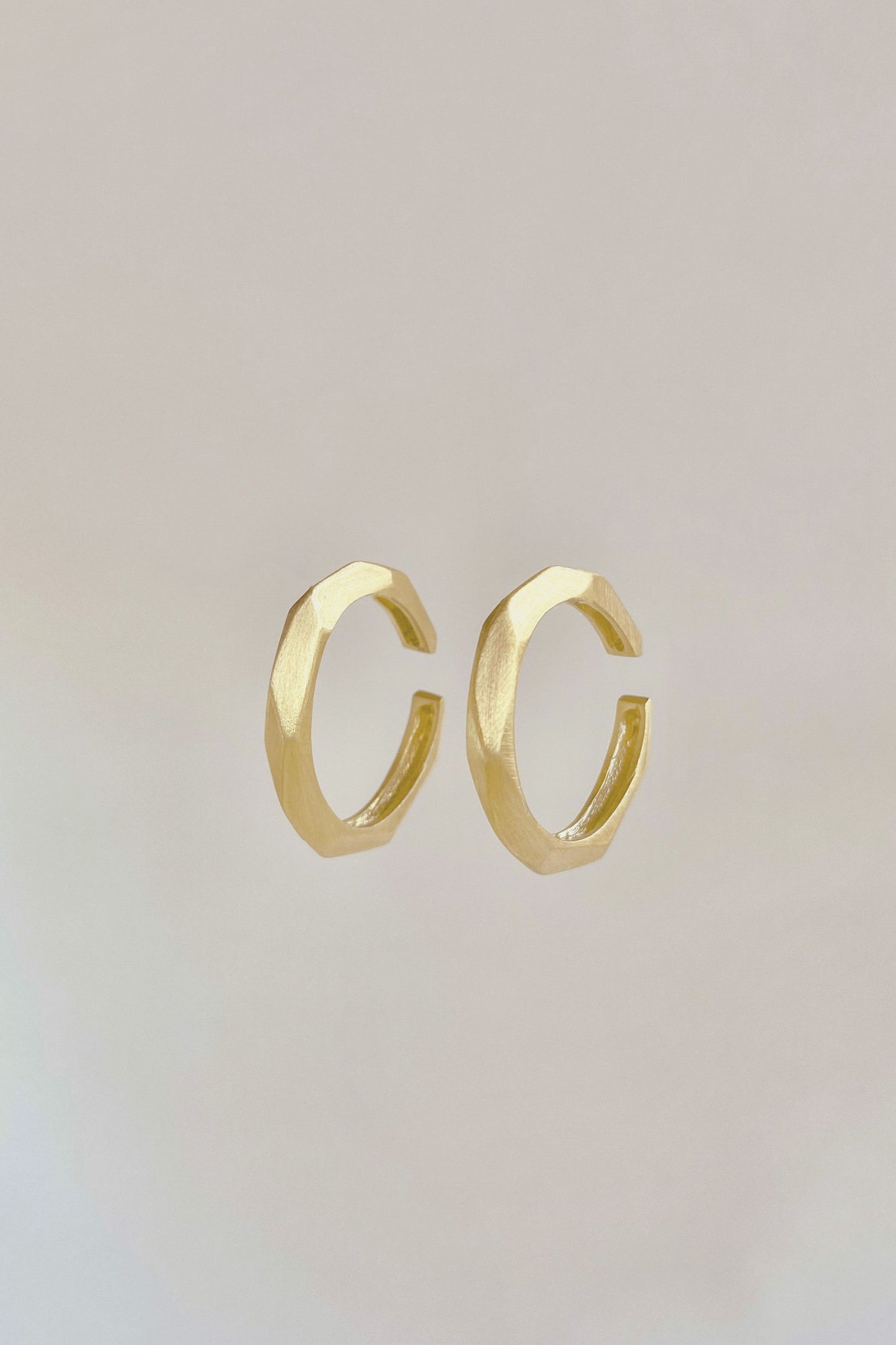 Ear Hook Facetado em Ouro Amarelo 18k