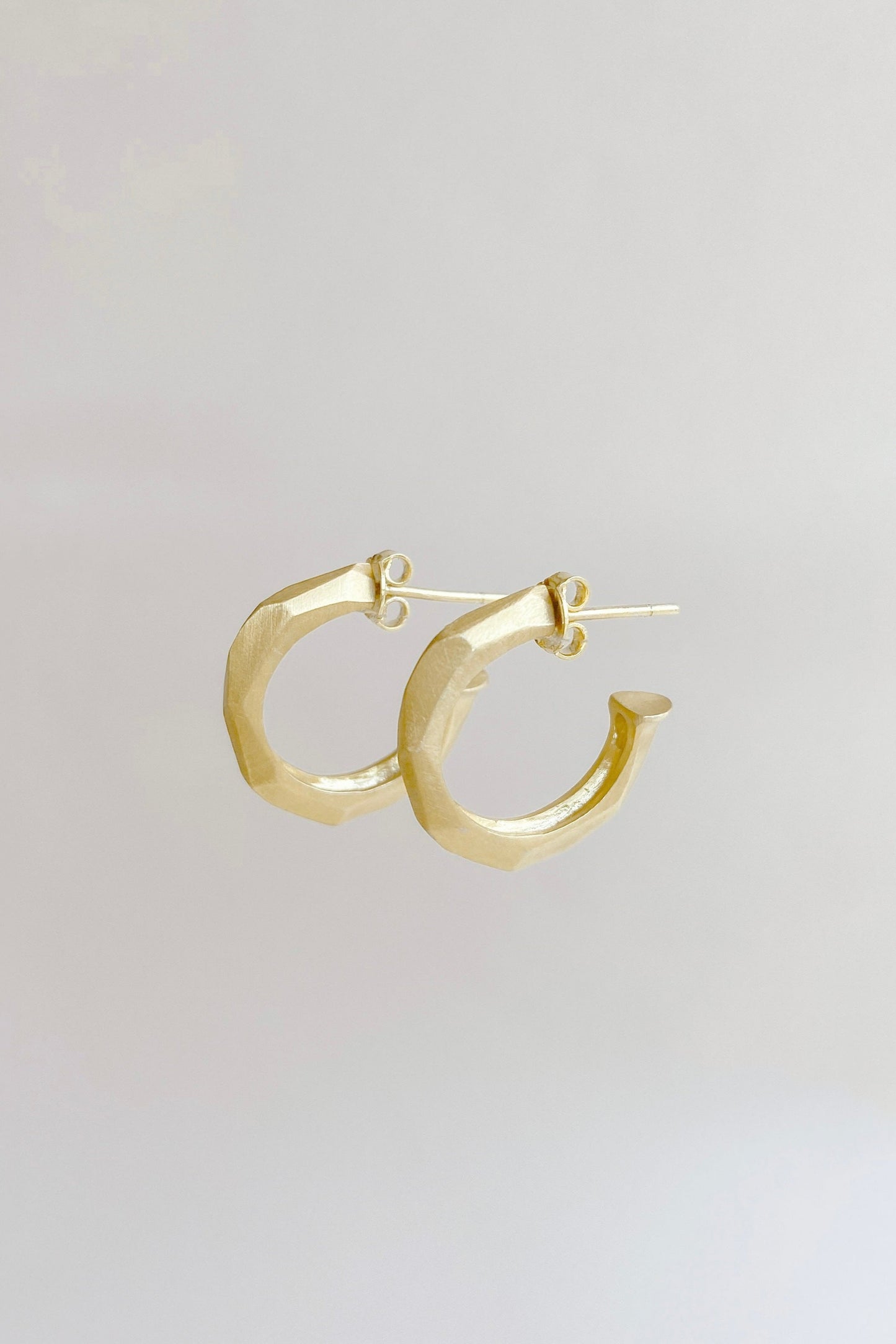 Argolas Facetadas em Ouro Amarelo 18k