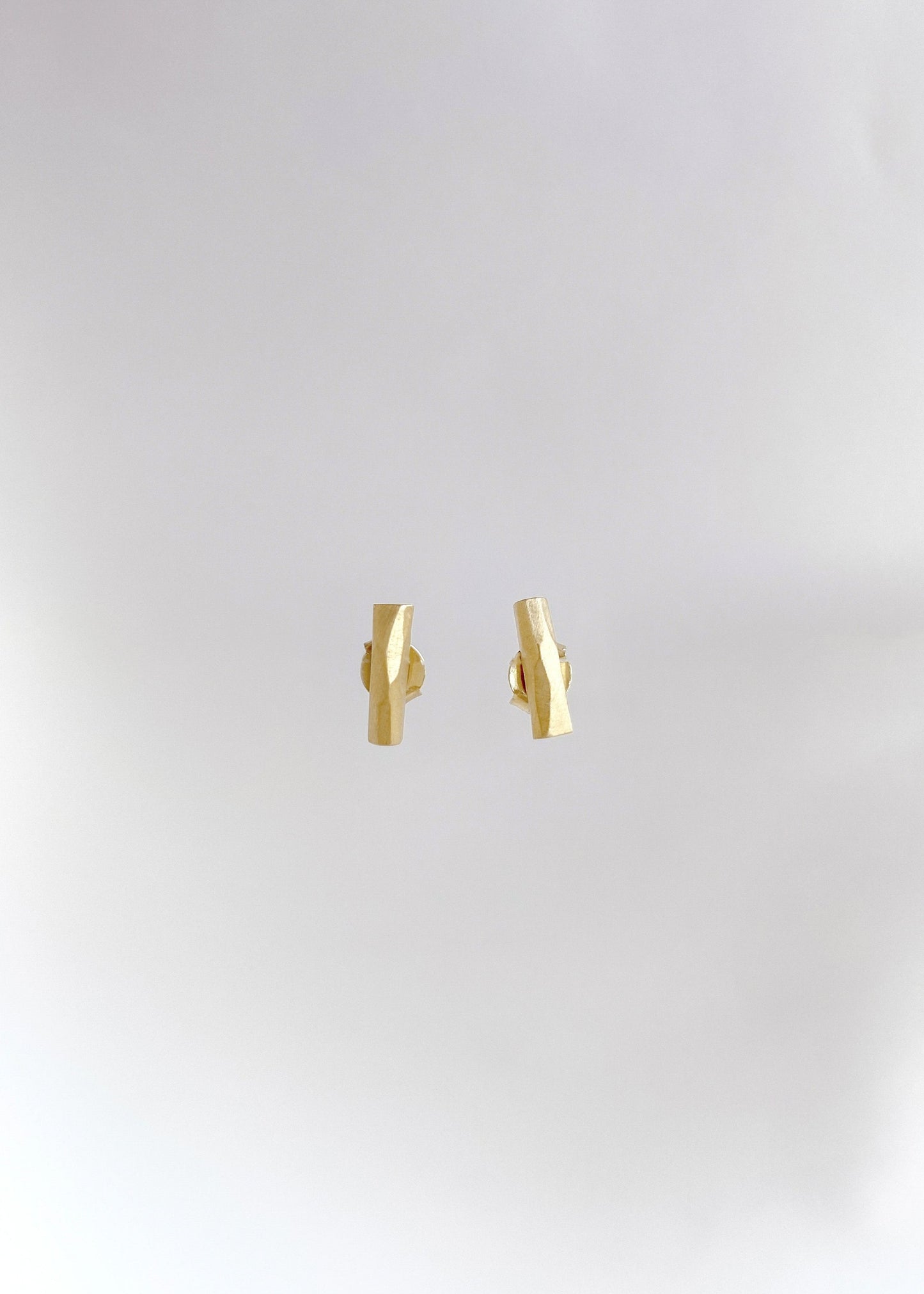 Brincos Tracinho Facetado em Ouro Amarelo 18k