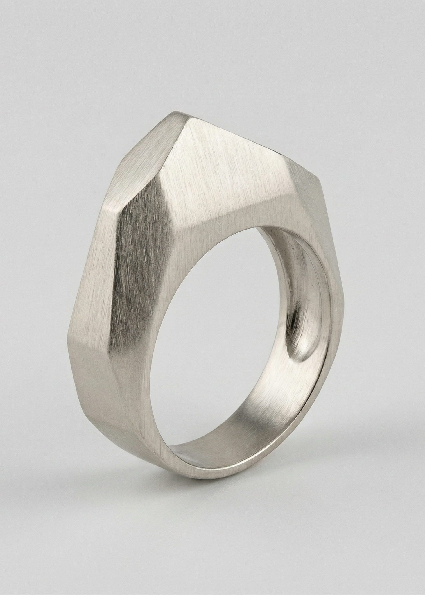 Anel Angular Facetado em Ouro Branco 18k