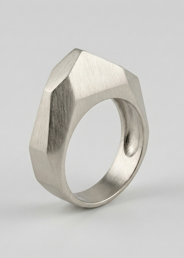 Anel Angular Facetado em Ouro Branco 18k