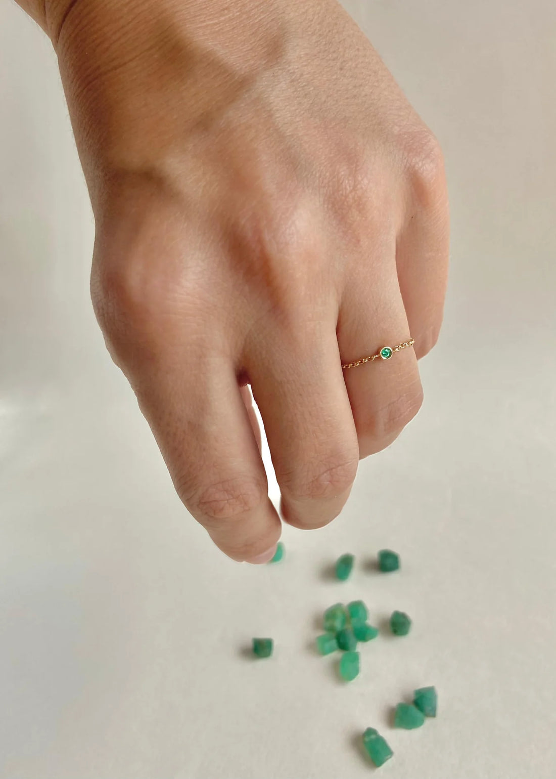 Anel Corrente com Esmeralda em Ouro Amarelo 18k