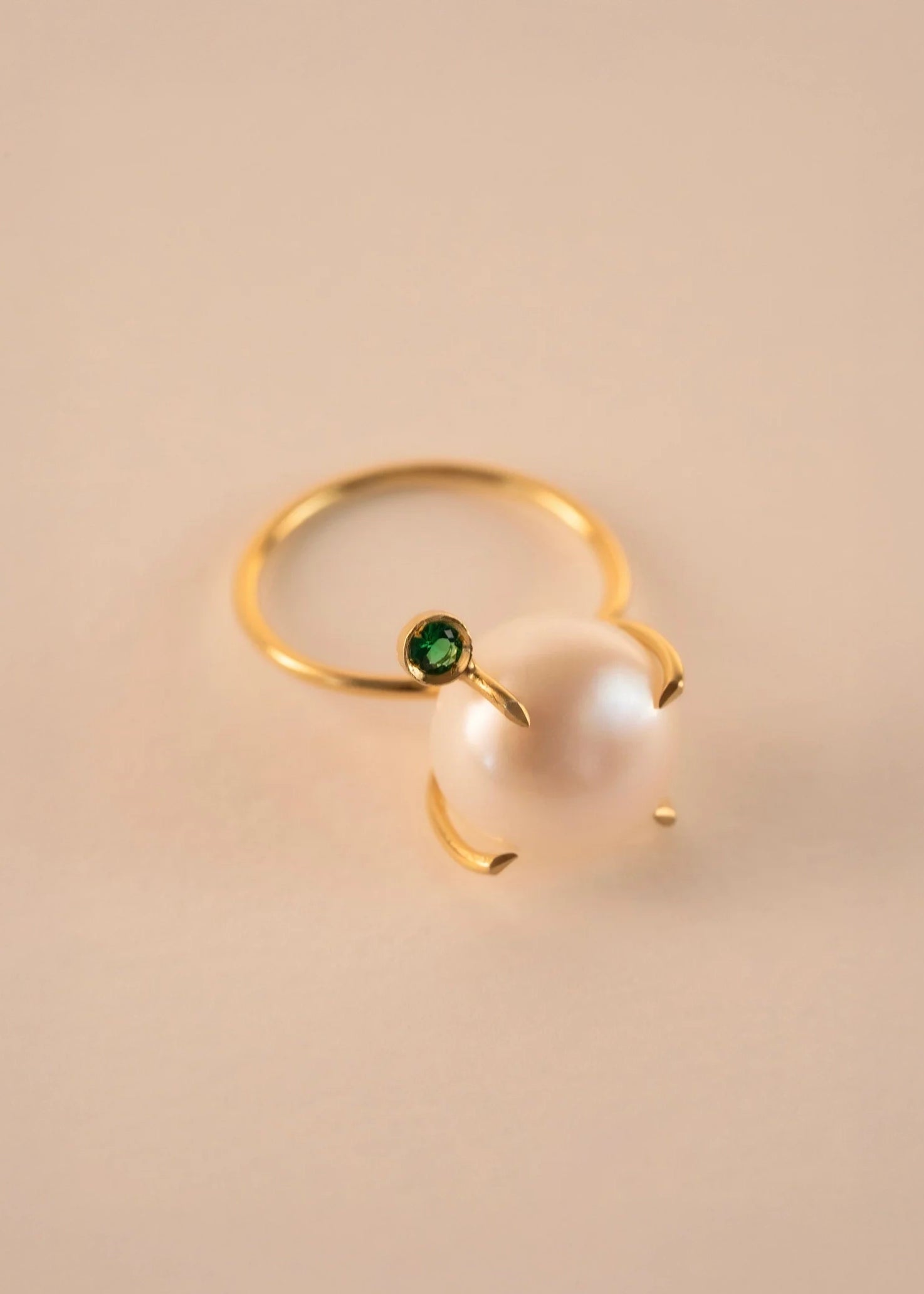 Anel Perla Esmeralda em Ouro Amarelo 18k