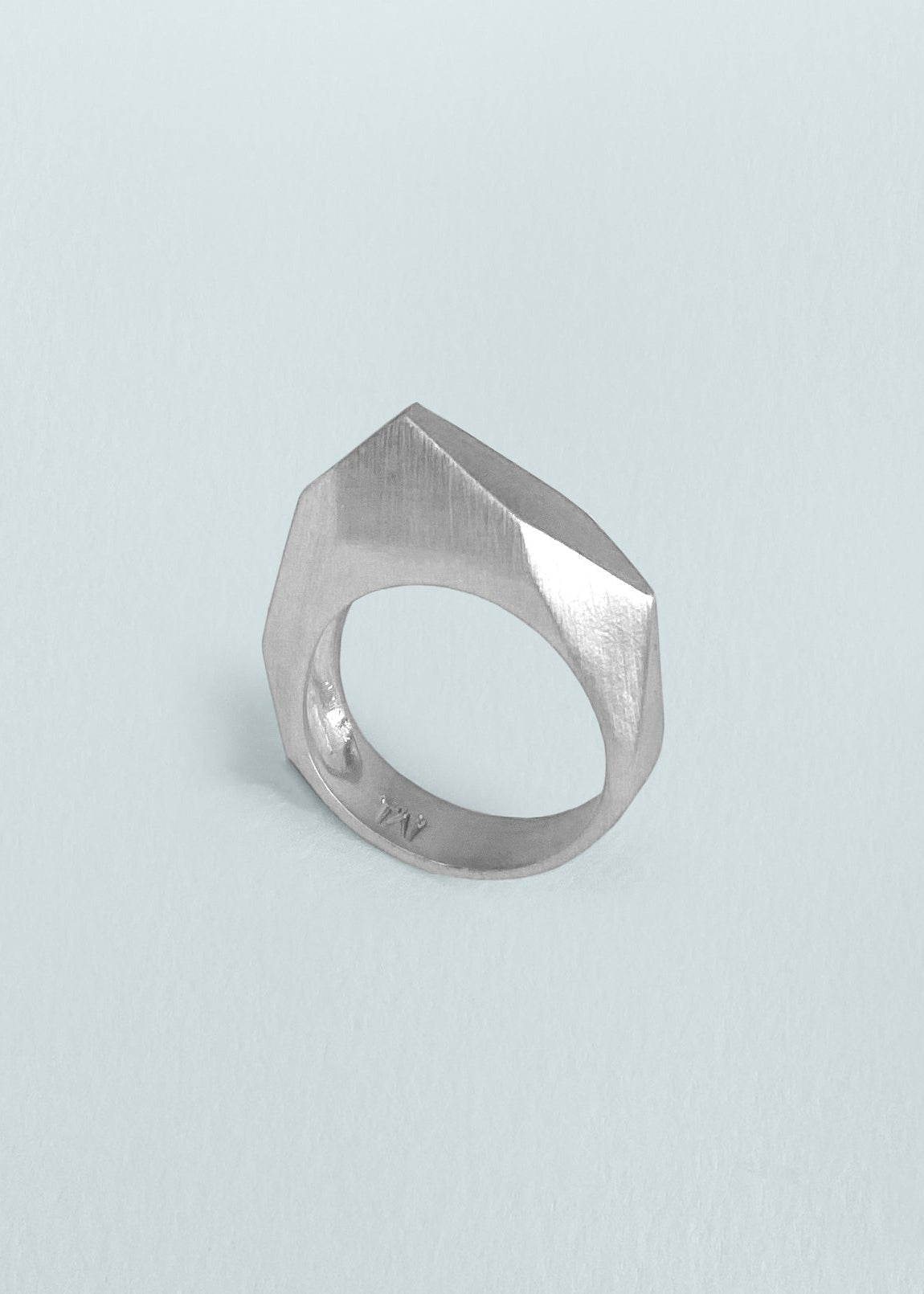 Anel Angular Facetado em Ouro Branco 18k