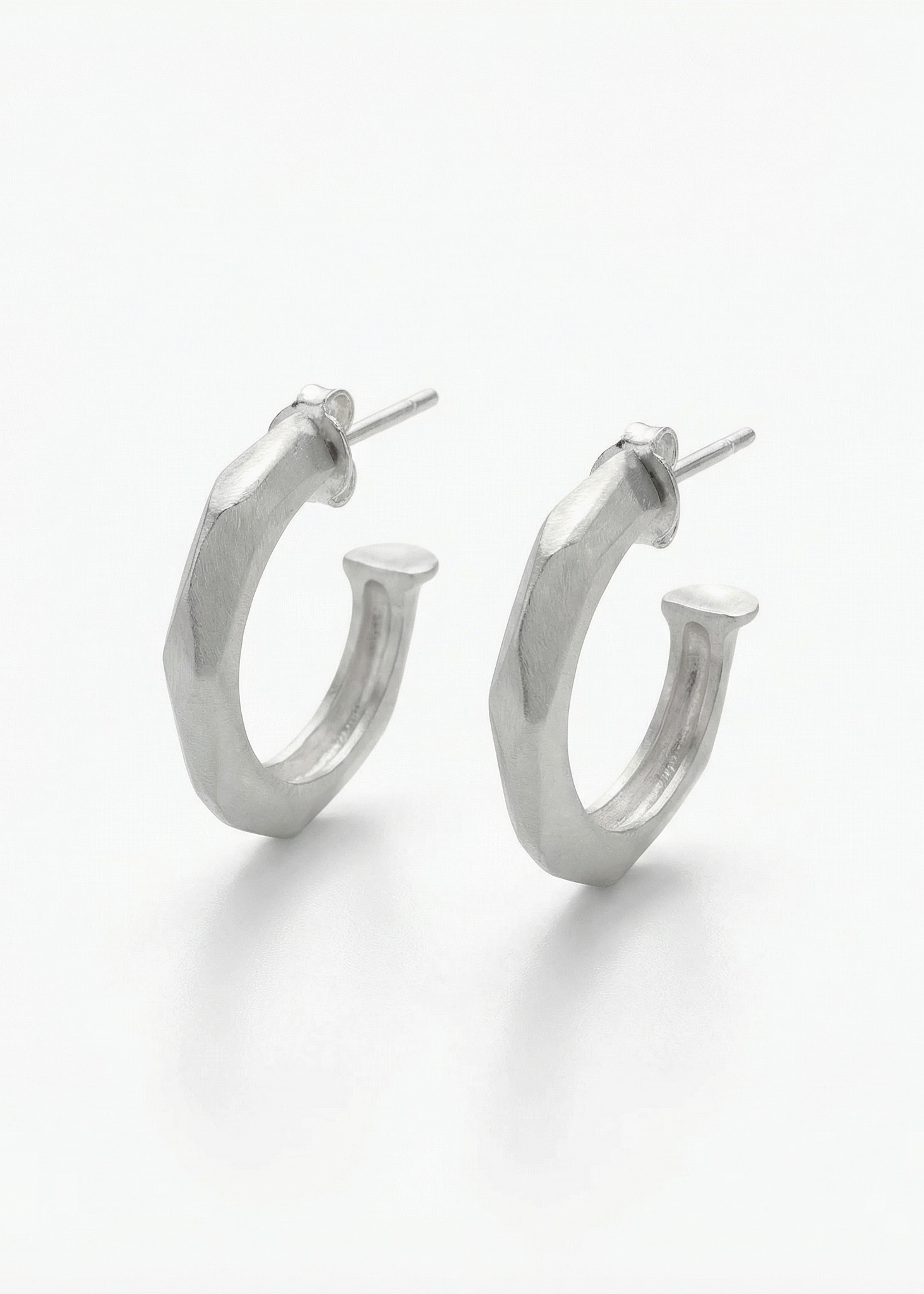 Argolas Facetadas em Ouro Branco 18k