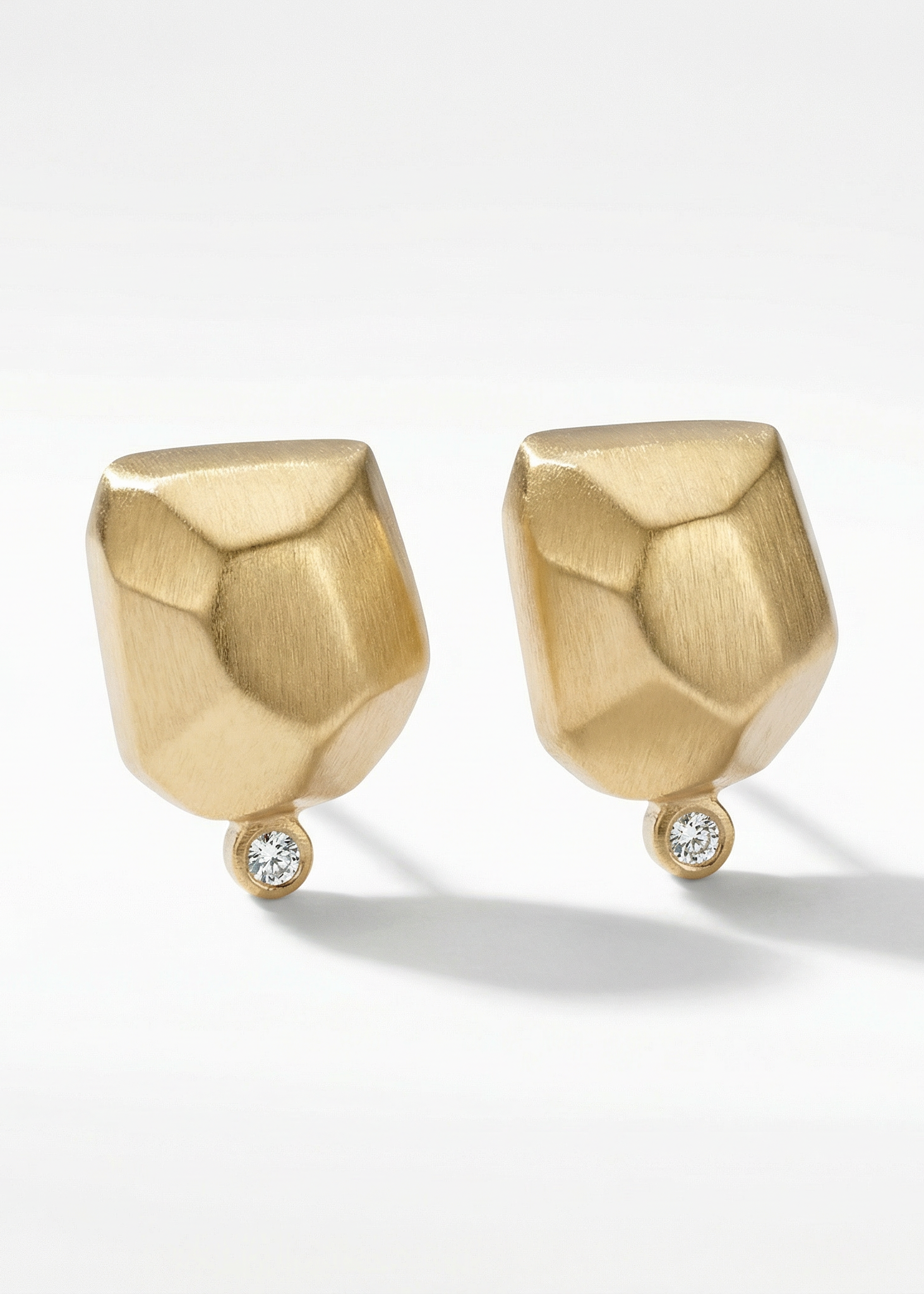 Brincos Pepita Ponto de Luz em Ouro Amarelo 18k