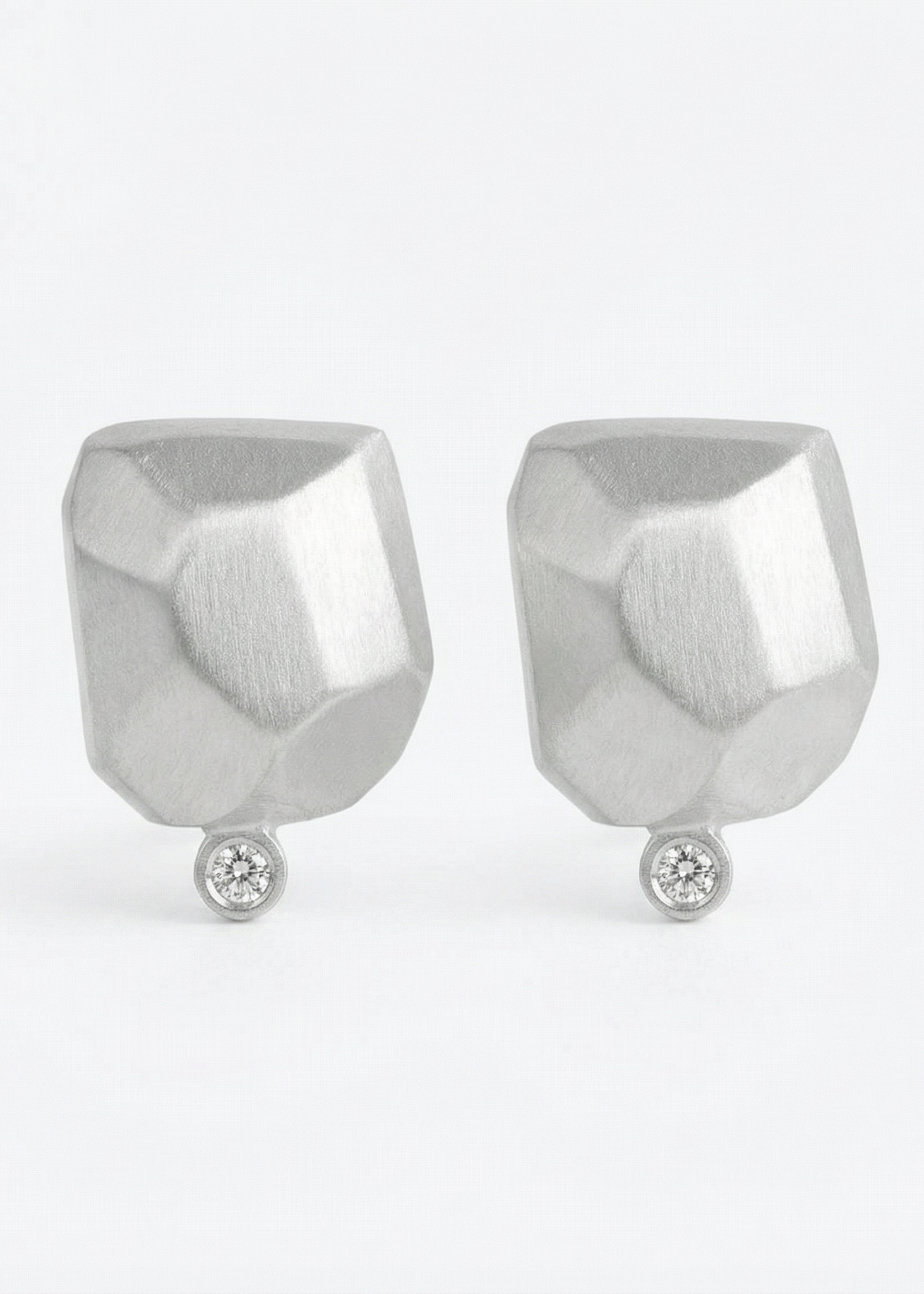 Brincos Pepita Ponto de Luz em Ouro Branco 18k