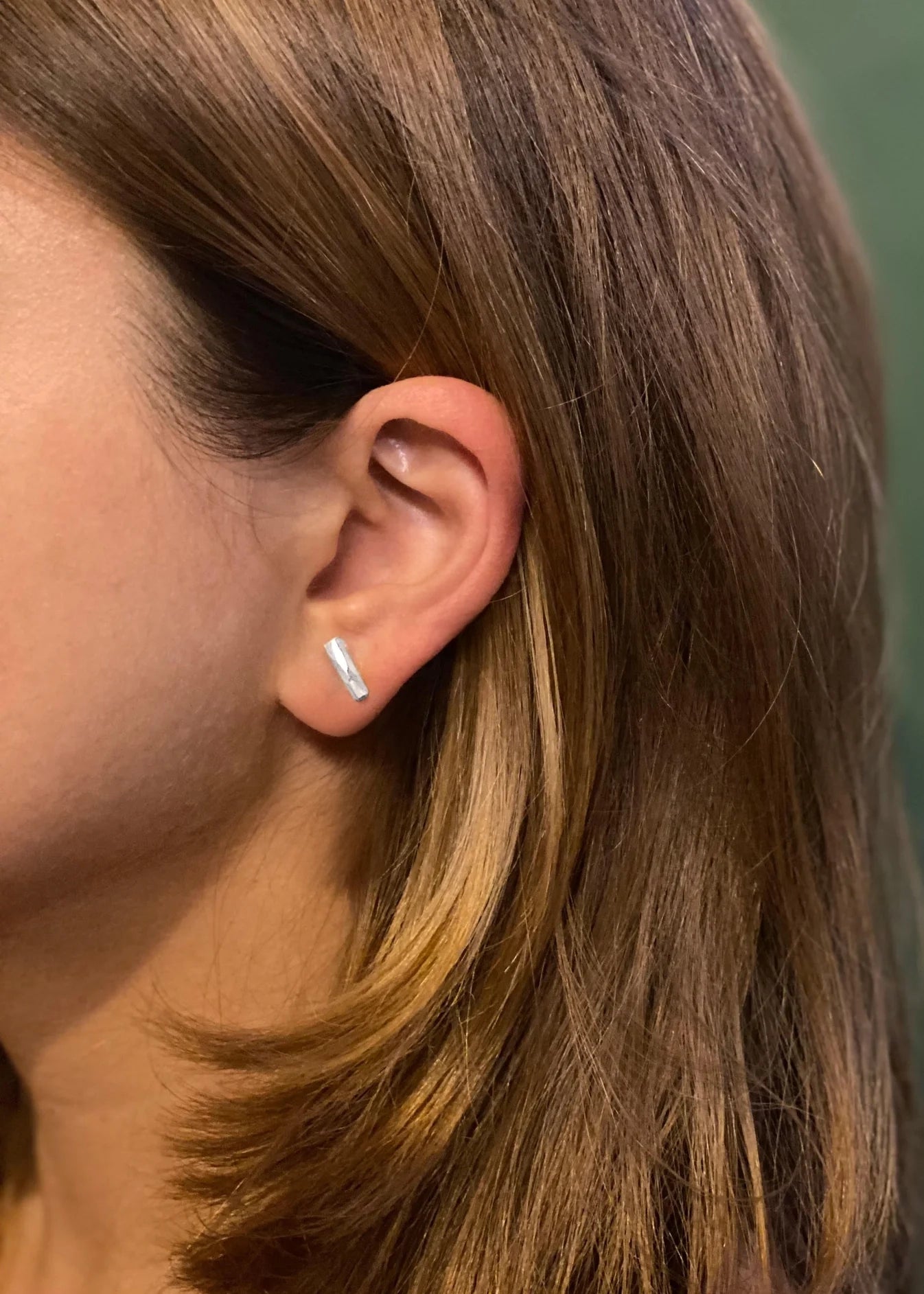 Brincos Tracinho Facetado em Ouro Branco 18k