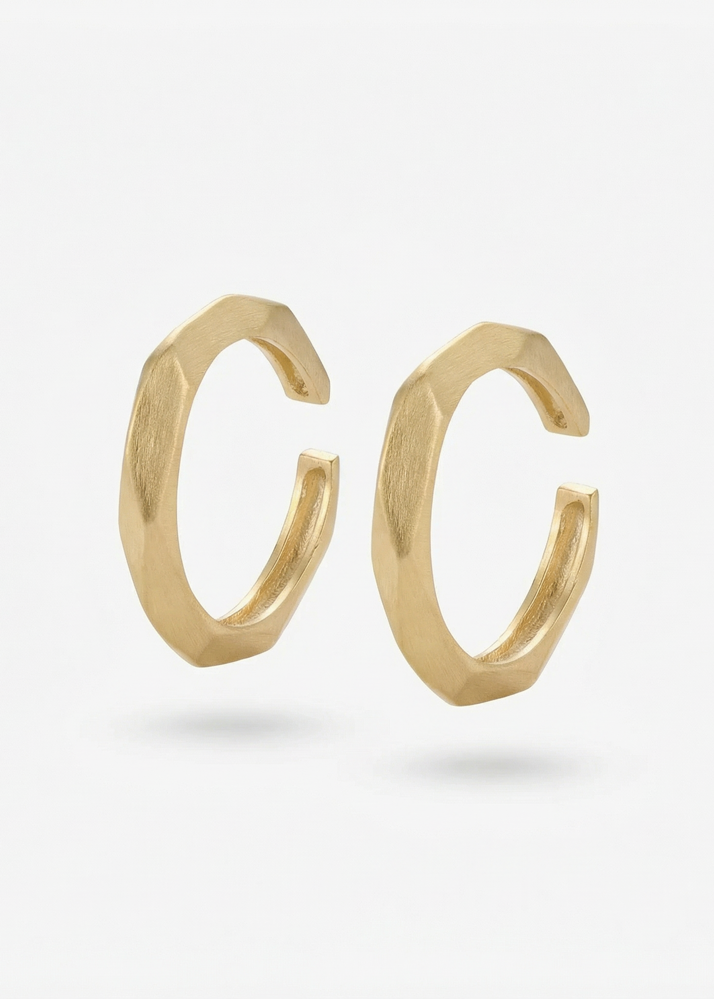 Ear Hook Facetado em Ouro Amarelo 18k