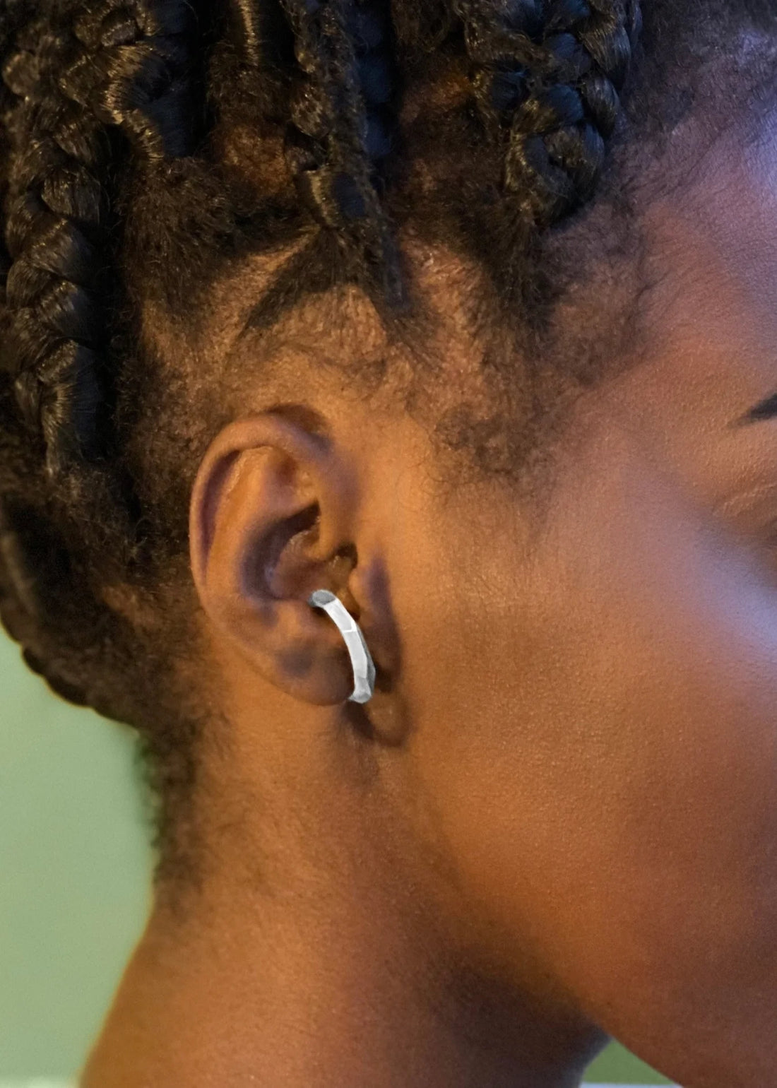 Ear Hook Facetado em Ouro Branco 18k