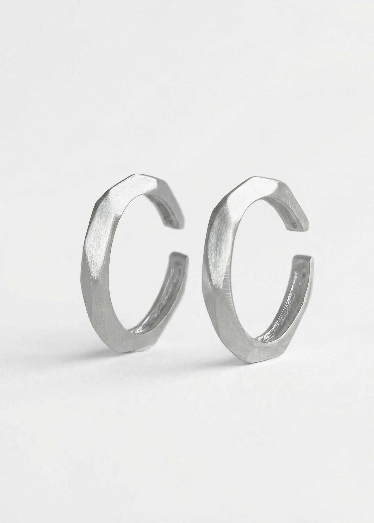 Ear Hook Facetado em Ouro Branco 18k