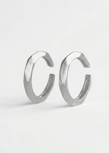Ear Hook Facetado em Ouro Branco 18k