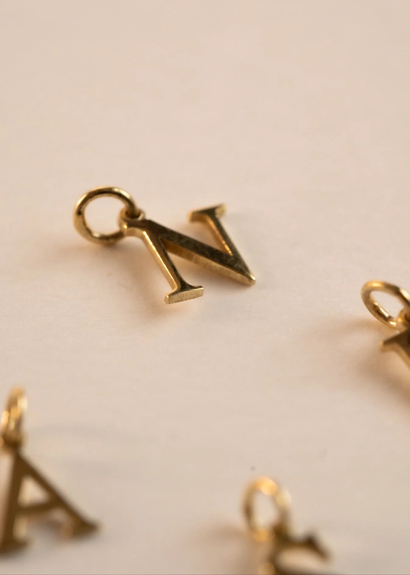 Pingente Inicial Flat em Ouro Amarelo 18k