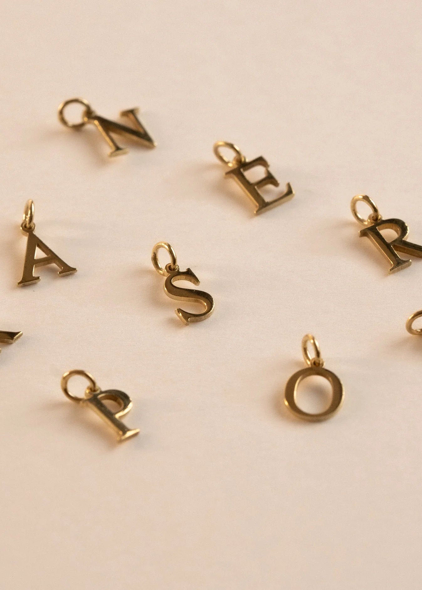 Pingente Inicial Flat em Ouro Amarelo 18k