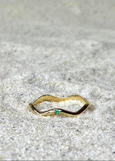 Anel Ondulato com Esmeralda em Ouro Amarelo 18k