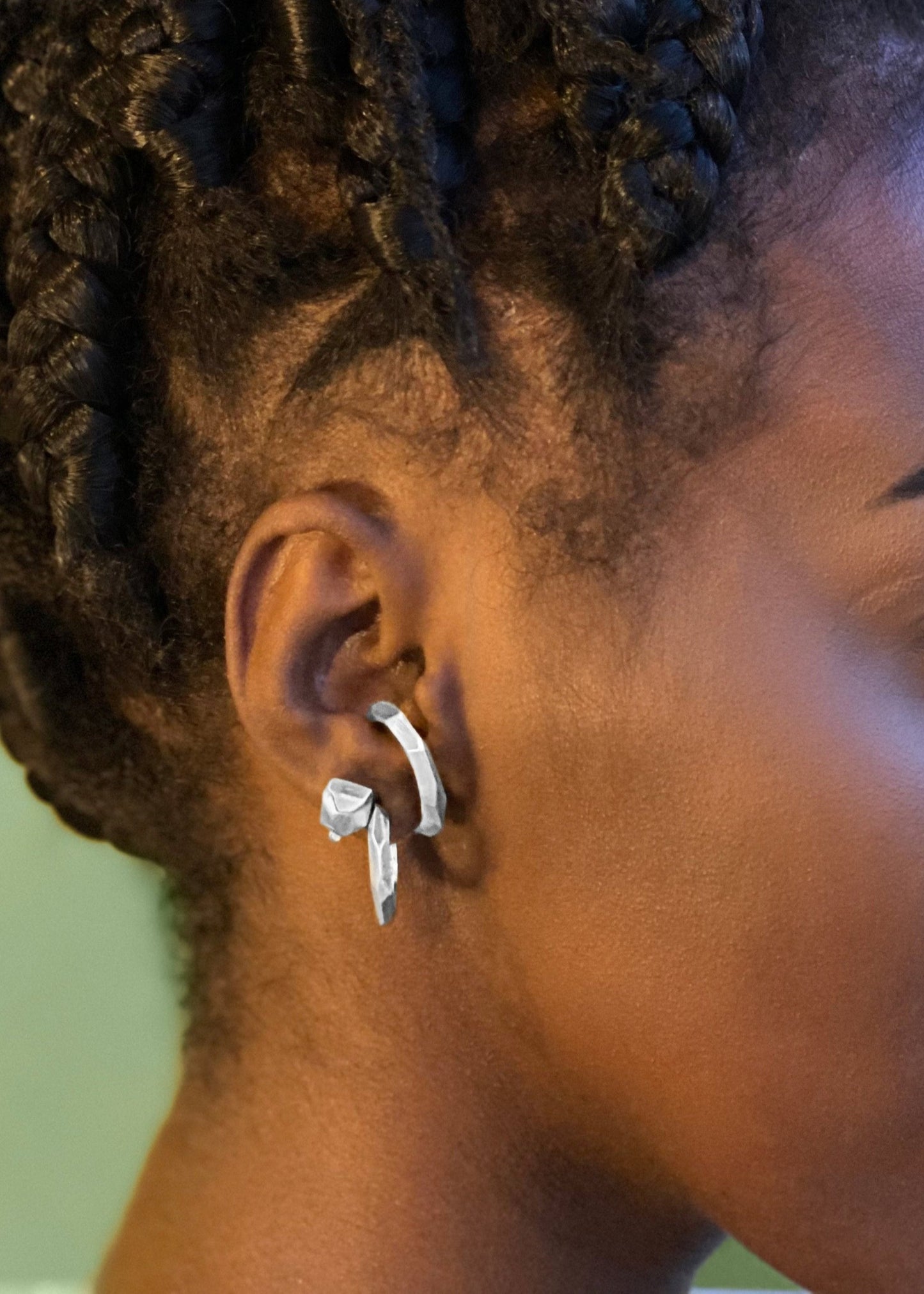 Ear Hook Facetado em Ouro Branco 18k