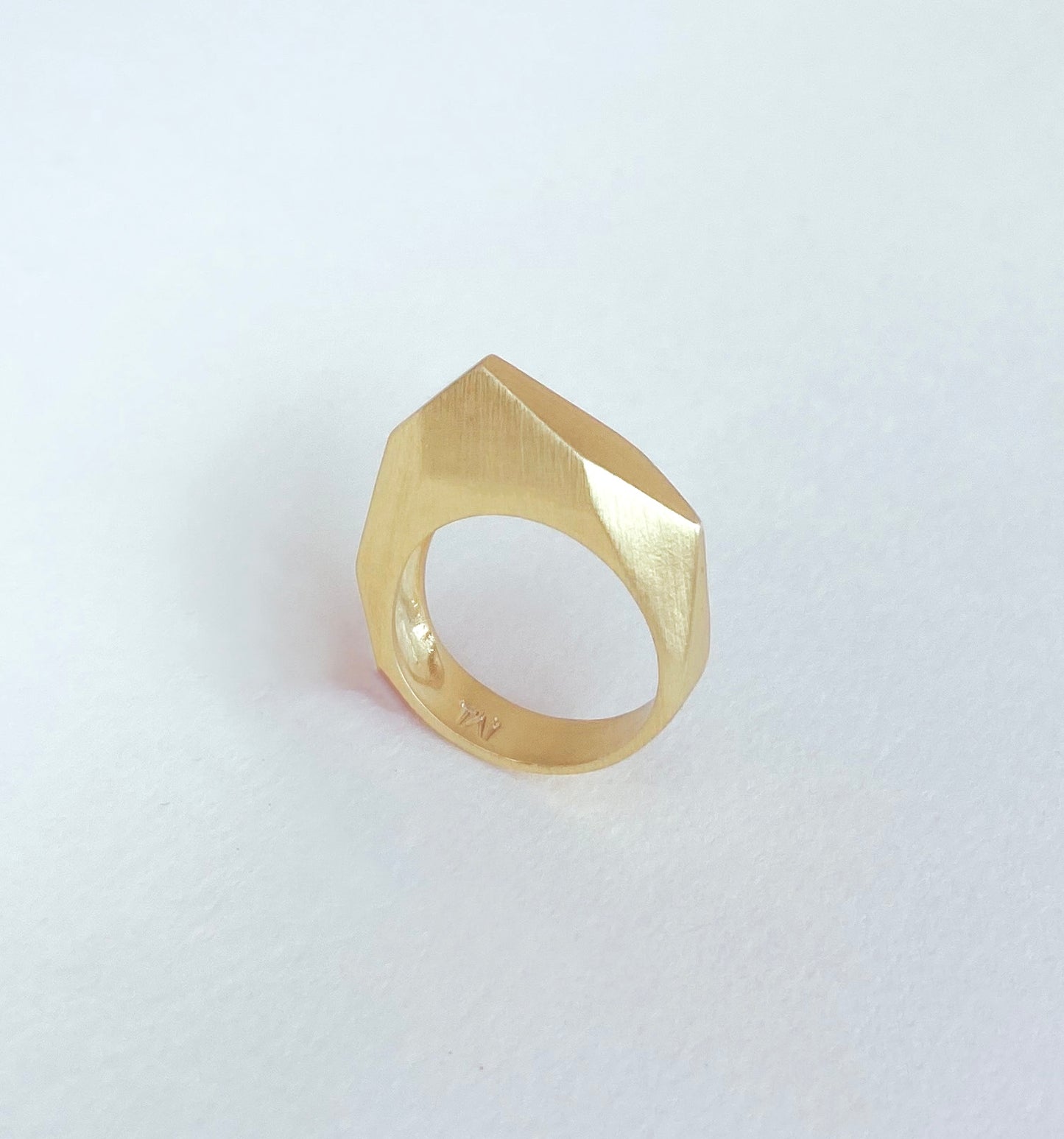 Anel Angular Facetado em Ouro Amarelo 18k
